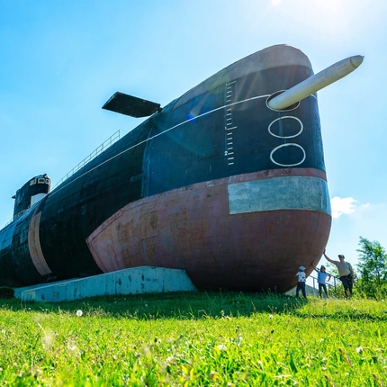 Подводная лодка, паровозы и дореволюционная гаубица. Парк имени Сахарова в Тольятти