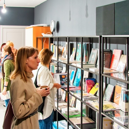 Библиотека, лекторий и лавка сувениров – новый офис галереи «Виктория»