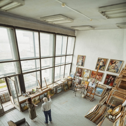 Что находится на последнем этаже дома «Шанхай»: мастерские, галереи картин и панорама Волги