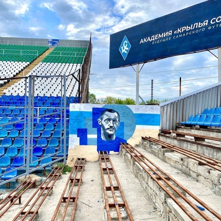 Стадион «Металлург» оформили портретами известных футболистов