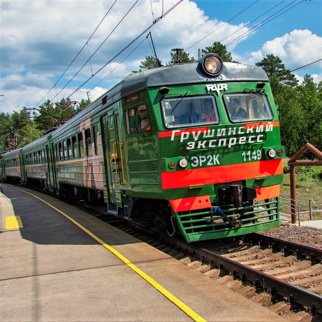 На Грушинский на ретроэлектричке: сцена в вагоне и палатка на перроне /  Отдых / Гайды / Кому на Волге